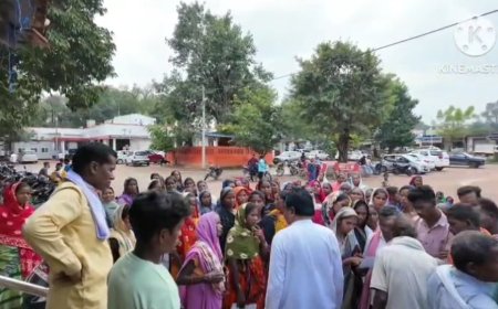 धरमजयगढ़ में अडानी कर्मियों पर ग्रामीणों का आरोप — “ग़लत जानकारी देकर बाँट रहे हैं आदिवासियों को