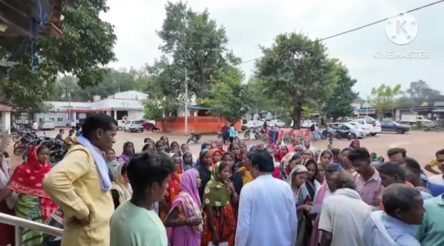 धरमजयगढ़ में अडानी कर्मियों पर ग्रामीणों का आरोप — “ग़लत जानकारी देकर बाँट रहे हैं आदिवासियों को