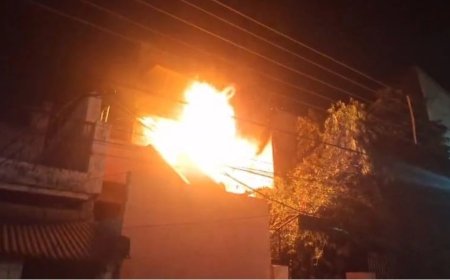 शॉर्ट सर्किट से लगी आग, महिलाओं और बच्चों ने बालकनी से भागकर बचाई जान