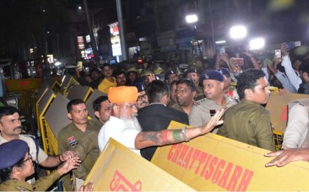 एसपी-टीआई को धमकी देने वाले करणी सेना के अध्यक्ष ने दी गिरफ्तारी, थाने के बाहर समर्थकों की पुलिस के खिलाफ नारेबाजी