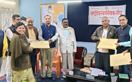 सुदर्शन कुंज में गौ विज्ञान परीक्षा की तैयारी हेतु प्रश्न पत्र एवं सामग्री का वितरण