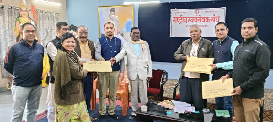 सुदर्शन कुंज में गौ विज्ञान परीक्षा की तैयारी हेतु प्रश्न पत्र एवं सामग्री का वितरण