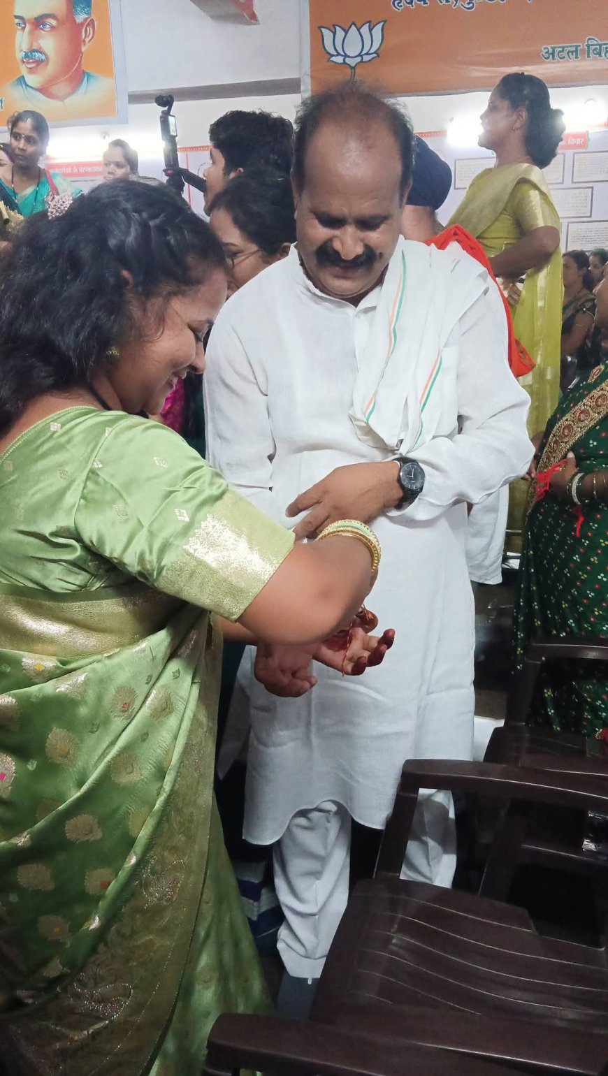 भाजपा कार्यालय में आयोजित कार्यक्रम में कांग्रेस नेता की मौजूदगी से सियासी हलचल, कहीं रायगढ़ विधायक का असर तो नहीं?