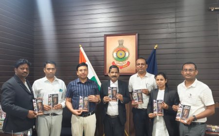 कानून एवं अपराध से संबंधित महत्वपूर्ण विषयों पर आधारित पुस्तक का पुलिस अधीक्षक रायगढ़ ने किया विमोचन