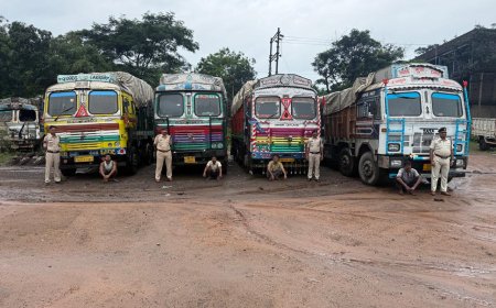 करीब 53.60 लाख रुपये के स्क्रैप और 6 ट्रक/माजदा वाहन समेत कुल करीब 1.21 करोड़ रुपये की संपत्ति की जब्ती