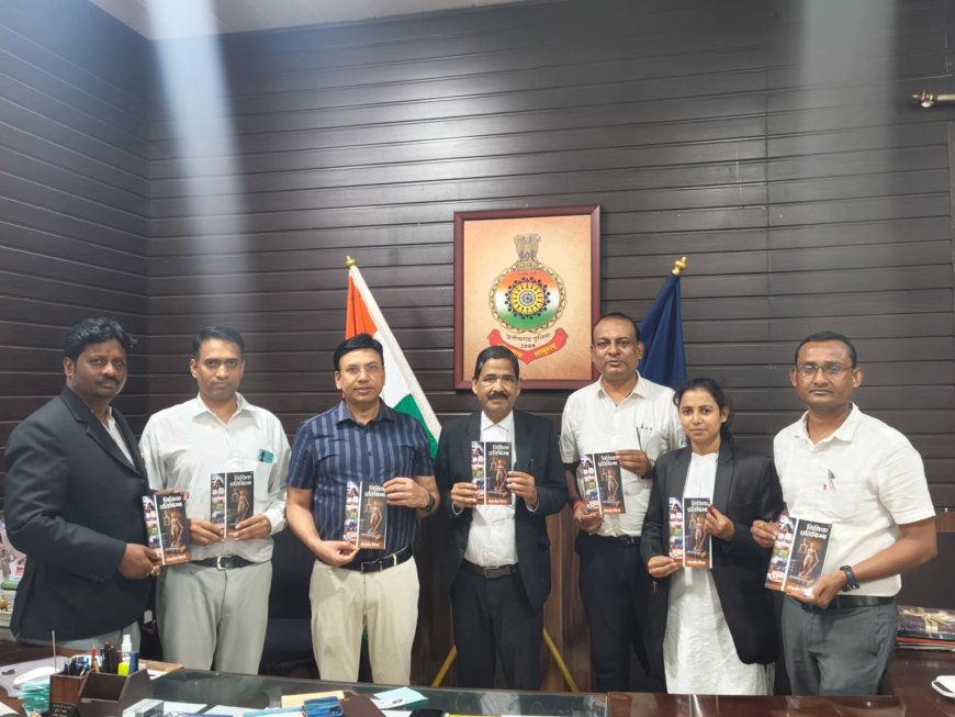 कानून एवं अपराध से संबंधित महत्वपूर्ण विषयों पर आधारित पुस्तक का पुलिस अधीक्षक रायगढ़ ने किया विमोचन