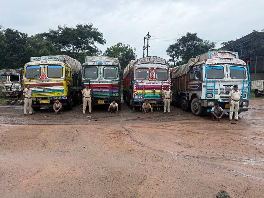 करीब 53.60 लाख रुपये के स्क्रैप और 6 ट्रक/माजदा वाहन समेत कुल करीब 1.21 करोड़ रुपये की संपत्ति की जब्ती